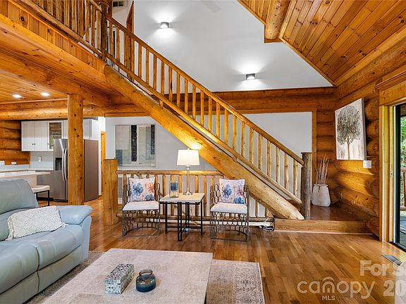 3rd image of 205 Chestnut Vlg
