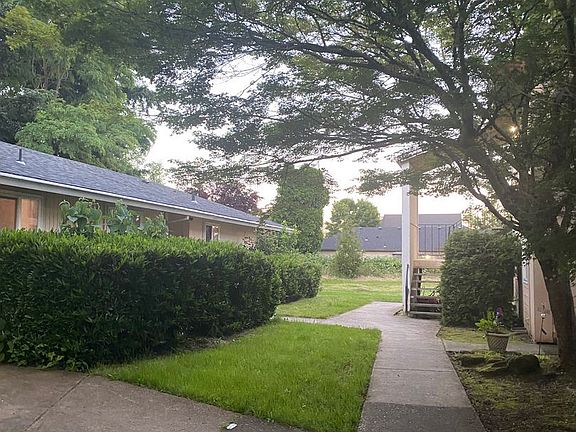 2nd image of 738 SE 148th Ave #11875643