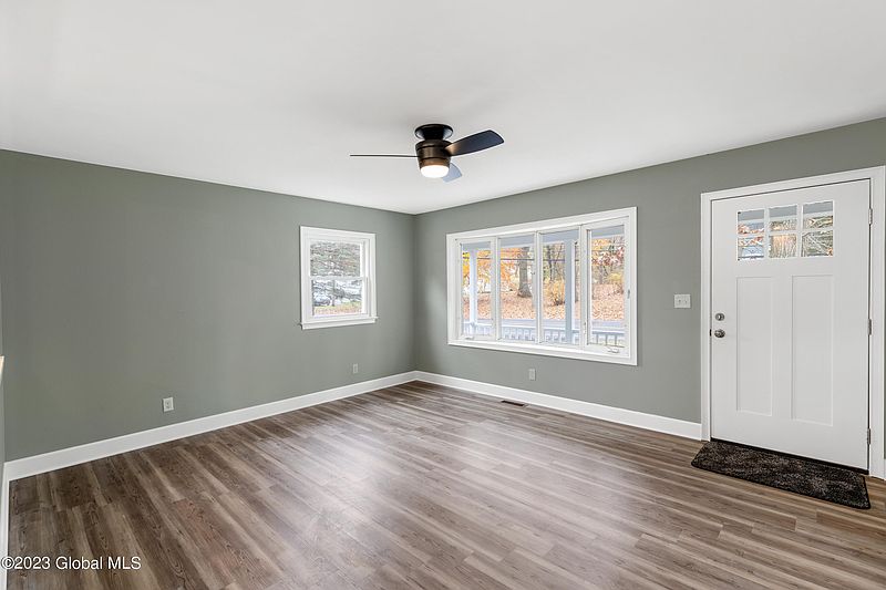 3rd image of 132 Vly Road