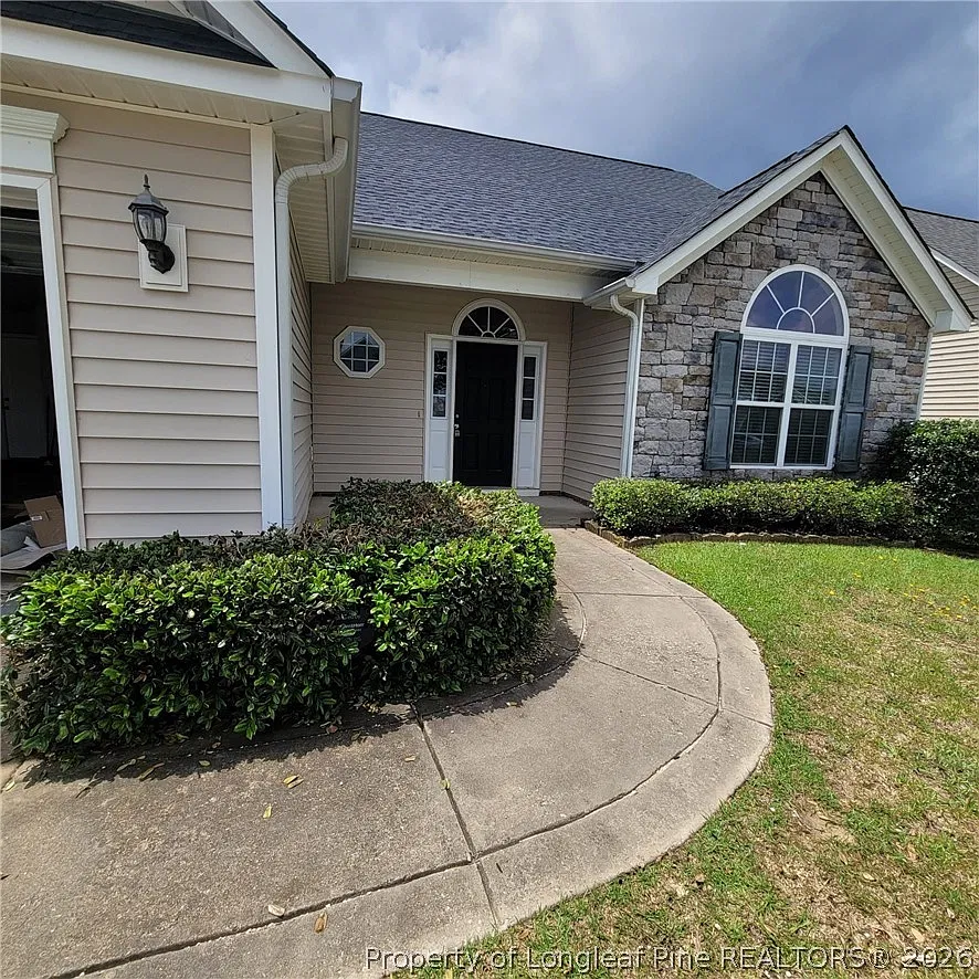 4 bed, 3.0 bath, 2326 sqft, $2,400 — Photo 1
