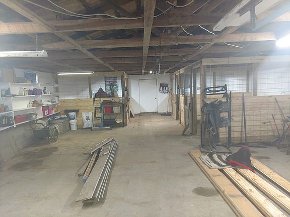 Horse barn with 3 stalls