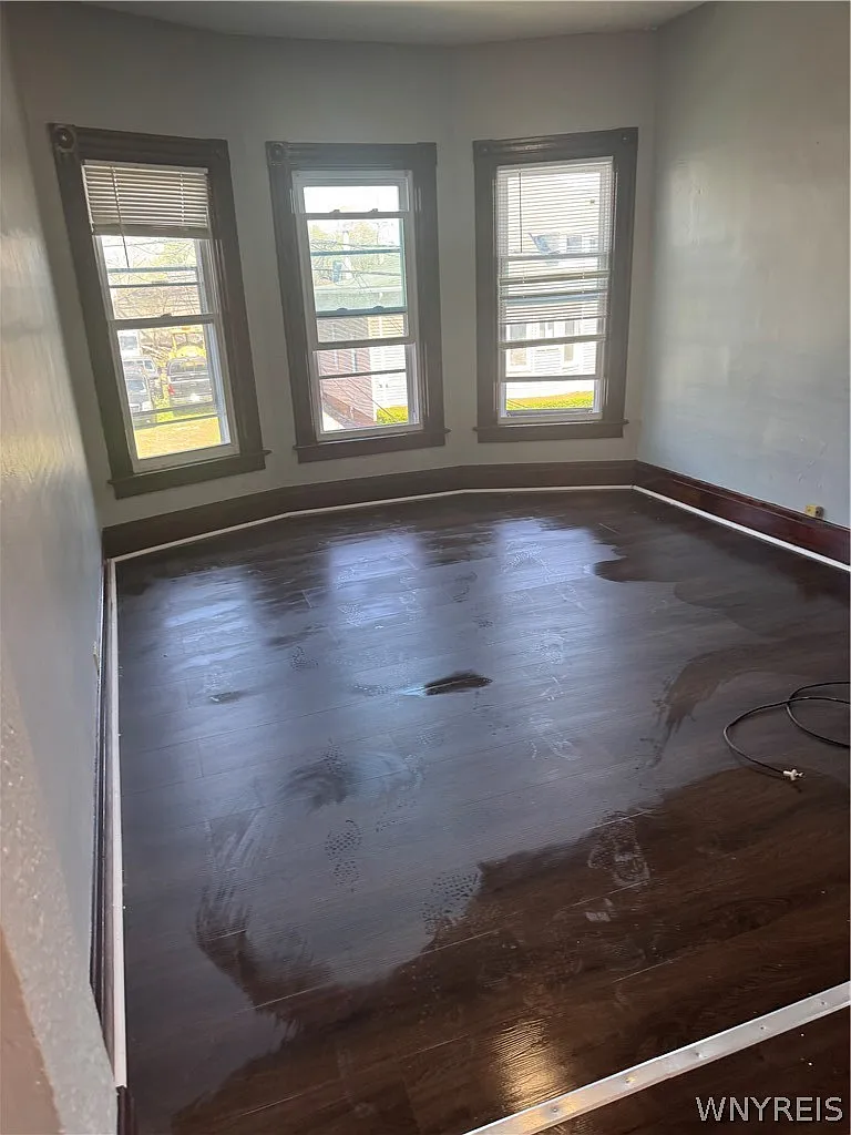 3 bed, 1.0 bath, 2346 sqft, $1,200 — Photo 2