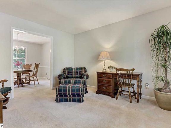 4th image of 537 Cambridge Dr