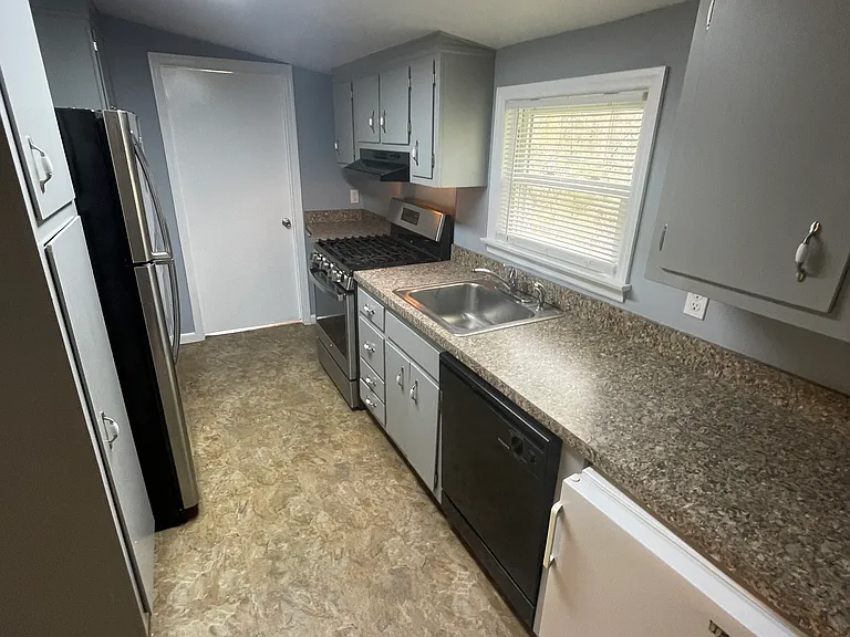 1033 Montgomery Ave — Photo 9