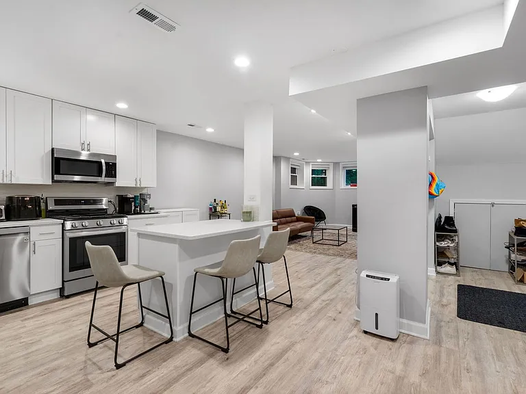 1135 W Farwell Ave — Photo 4