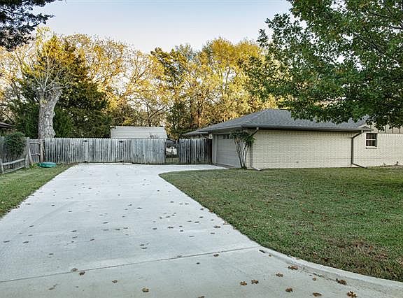 3rd image of 1002 Tanglewood Dr