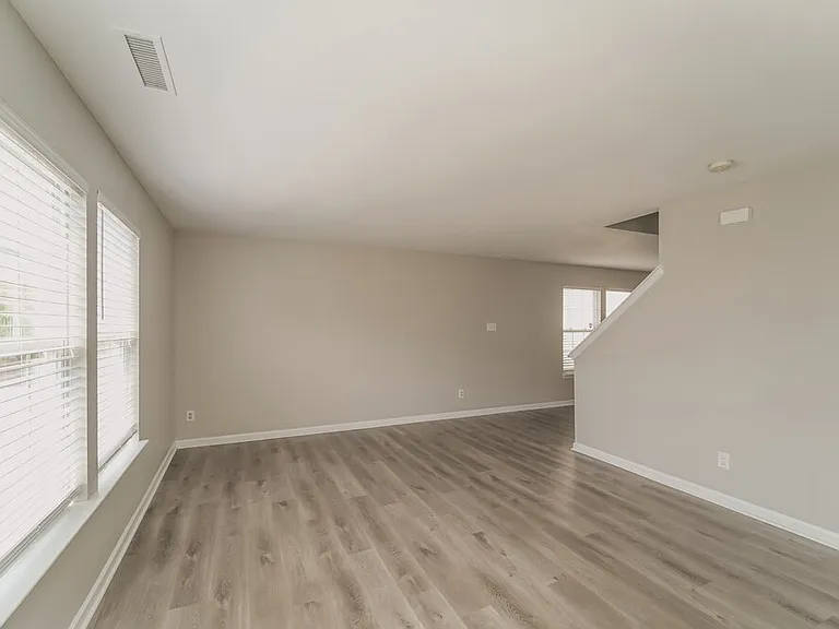 822 Littleton Dr — Photo 6