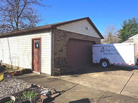 Nice 2.5 detached garage