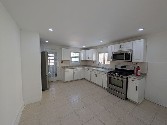 2nd image of 25 Bloomfield Ave Floor 1