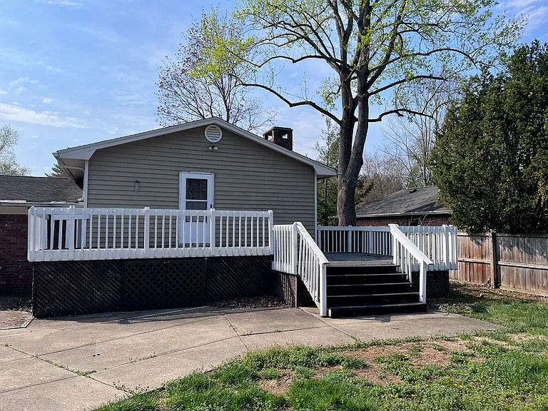 110 Woodbine — Photo 2