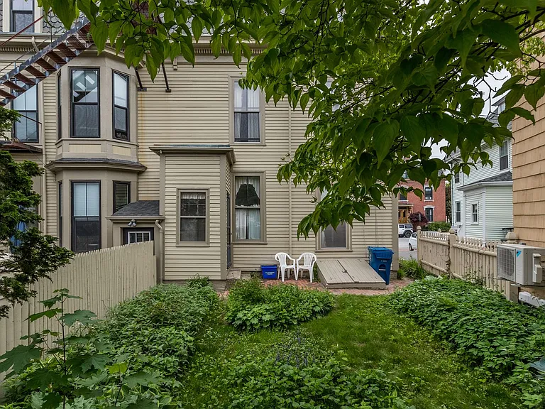 256 Vaughan St — Photo 37