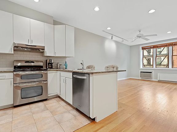 5th image of 419 W 50th St