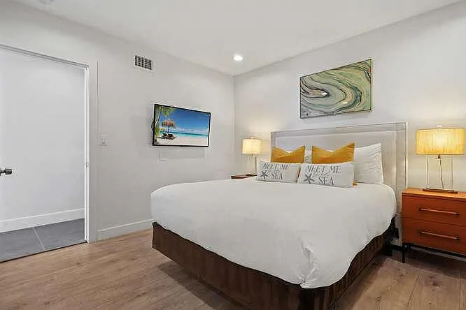 Our den area features a queen size pull-out sofa, accommodating 2 additional guests in absolute comfort.