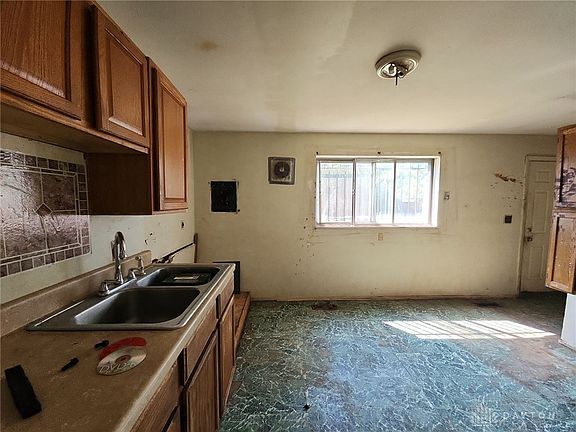 3rd image of 4534 Blueberry Ave