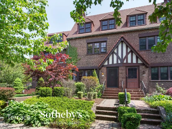 32 Tennis Place image 1 of 21