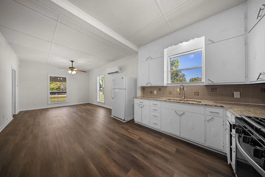 2 bed, 1137 sqft, $1,950 — Photo 3