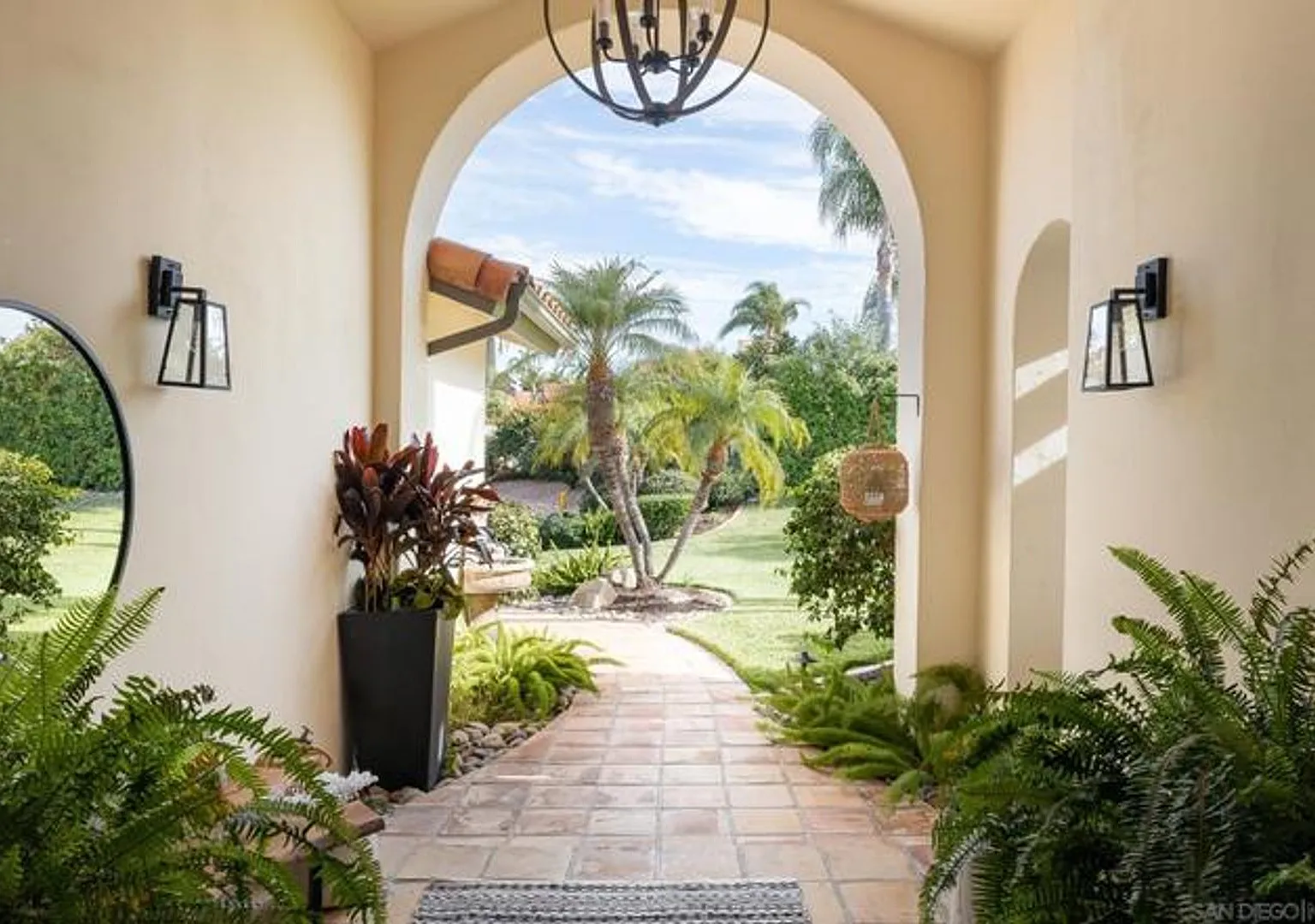 Luxurious Home — Photo 4