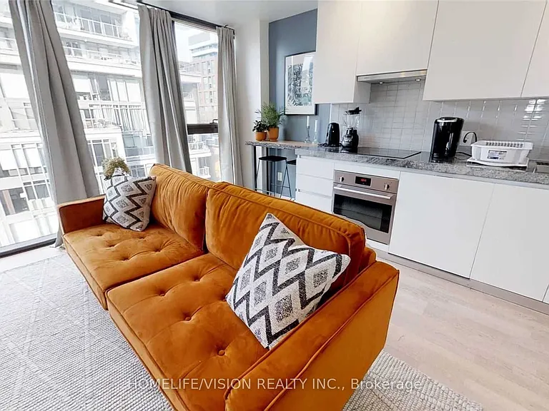 629 King St W #621 — Photo 2