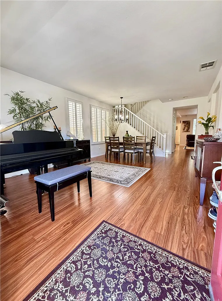 5 bed, 2462 sqft, $4,500 — Photo 2