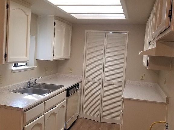 4th image of 2805 Morseman Ave