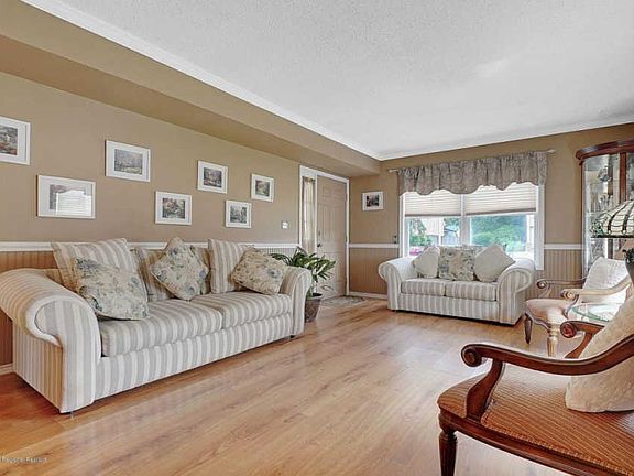 4th image of 28 Bunker Hill Dr