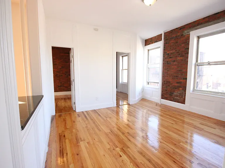 200 Waverly Pl #20 — Photo 1