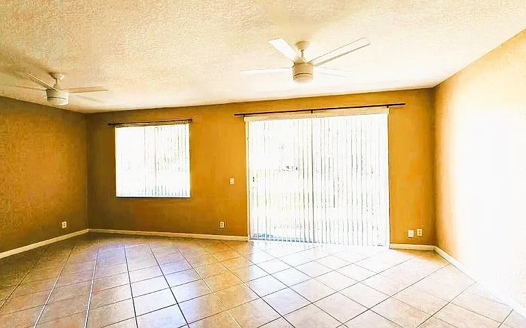 3027 N Evergreen Cir — Photo 2