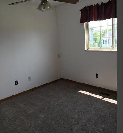 5th image of 976 Gary Dr