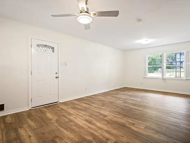 316 Syracuse St — Photo 10