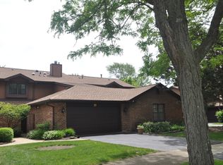 27 Indian Trail Dr, Westmont, IL