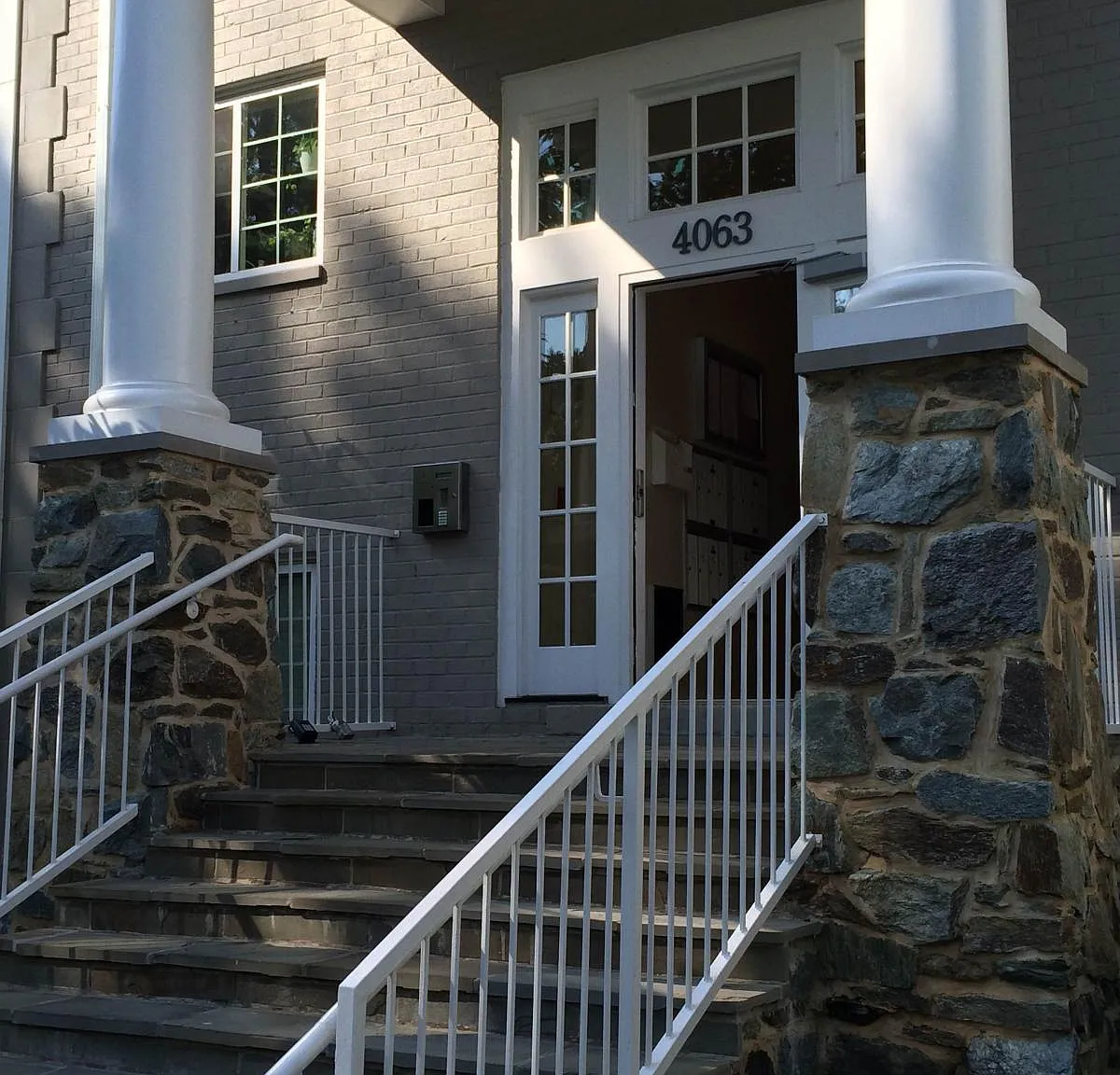 1 bed, 850 sqft, $2,300 — Photo 1