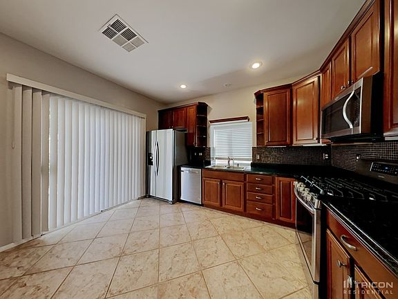 5th image of 10748 Balmoral St
