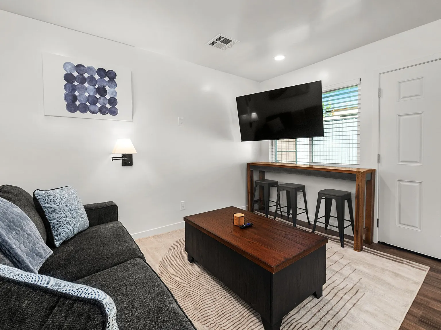 DT PHX |Furnished 1BR | Pet-friendly |All Utils Incl | Ideal for Travel Nurses & Relocators - #4 — Photo 4