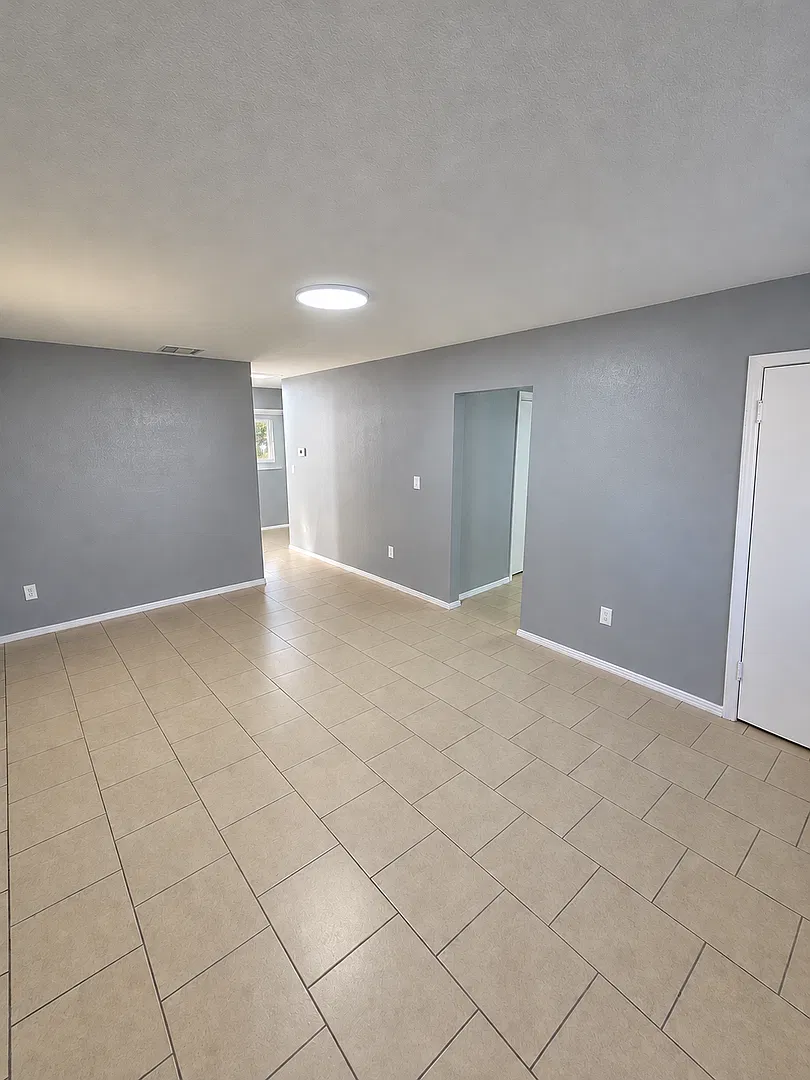 521 Norfolk — Photo 2