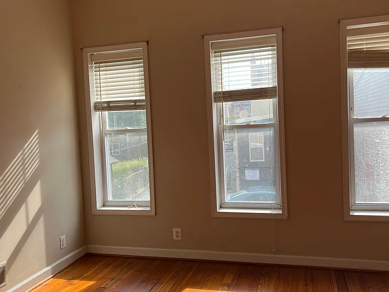 1424 Marshall St — Photo 4