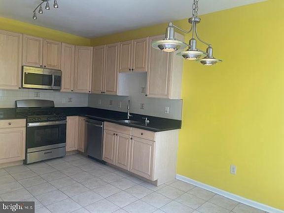 5th image of 9 Shelley Cir