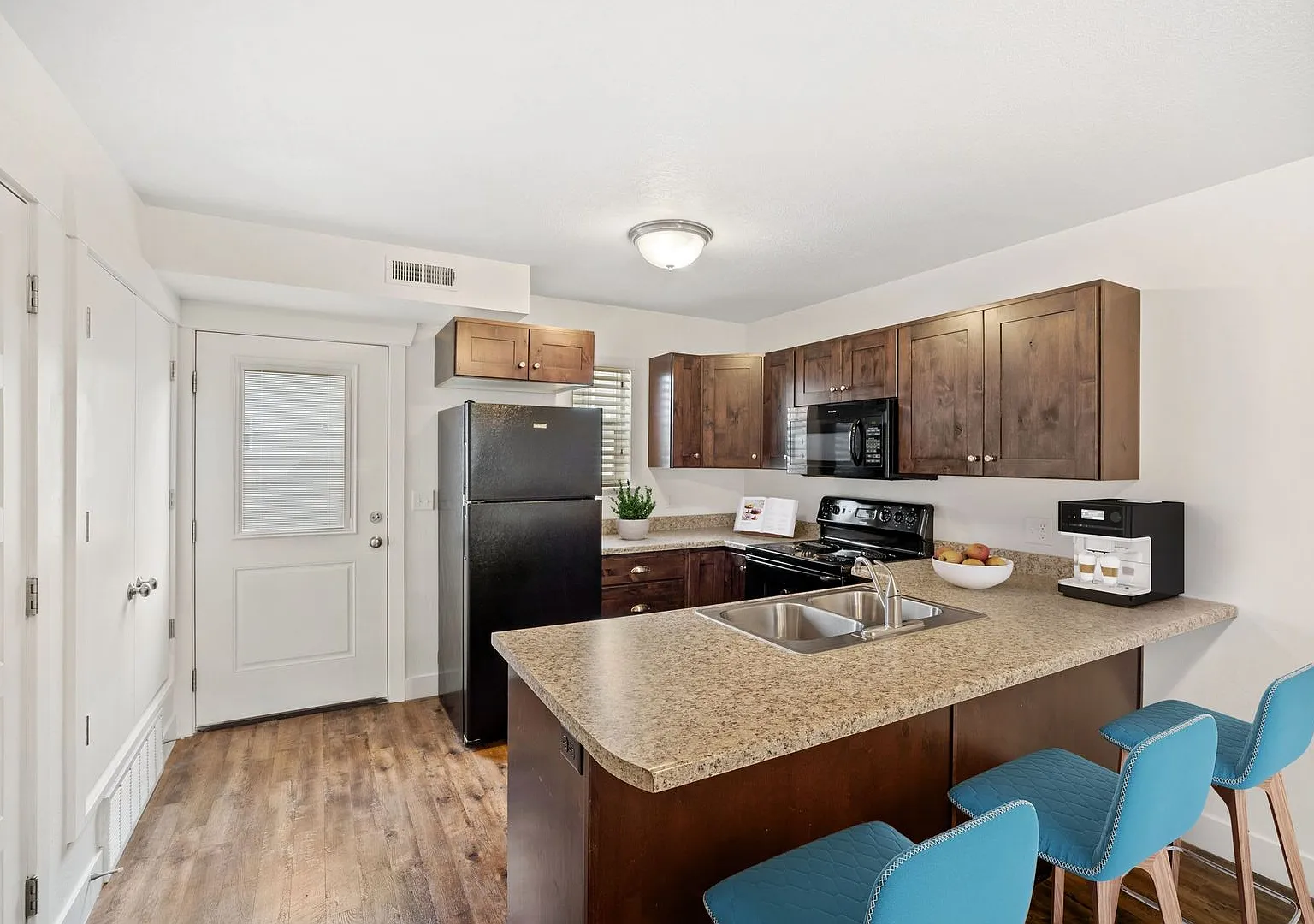 Upscale 2 Bedroom Smithfield Apartment Home — Photo 4