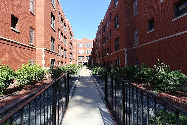 1st image of 3941 N Janssen Ave APT 1E