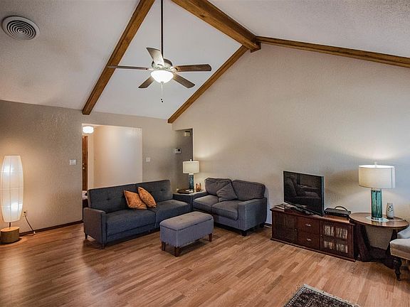 4th image of 210 Sunrise Ave