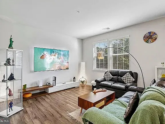 4 bed, 1937 sqft, $3,100 — Photo 3