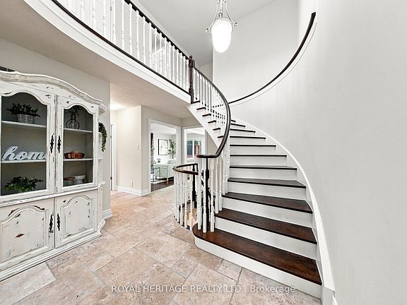 4th image of 816 Sheppard Ave