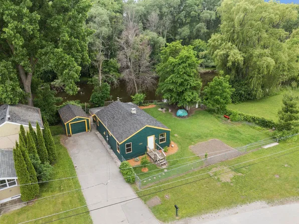 1251 Valley Ln, Green Bay, WI 54303