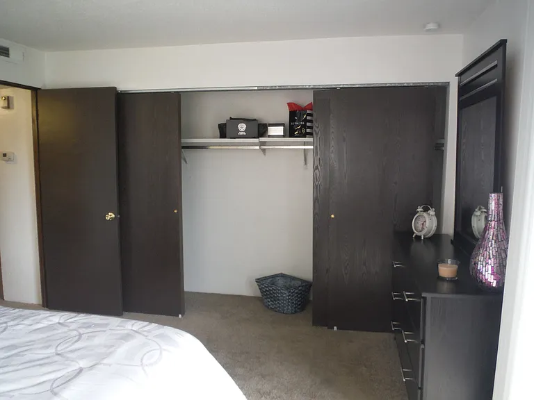 Evergreen Manor Apartments — Photo 16