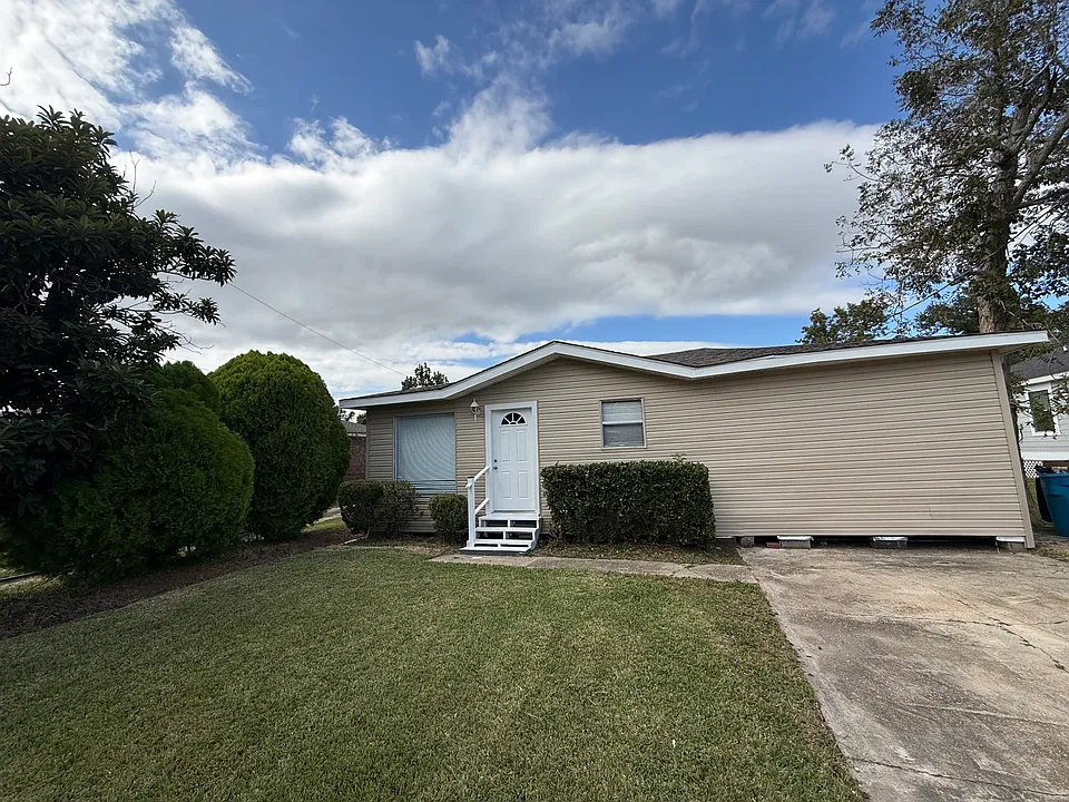 406 Courthouse Ln