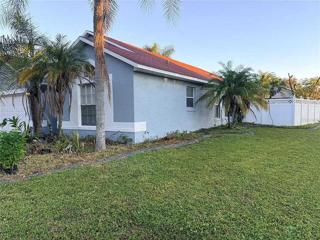 4 bed, 2.0 bath, 1796 sqft, $2,200 — Photo 2