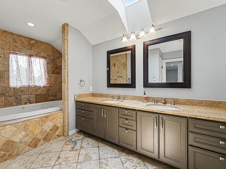 746 N Monaco Pkwy — Photo 19
