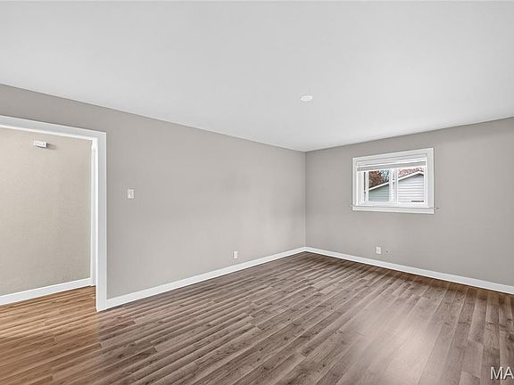 5th image of 12 Tomahawk Ln
