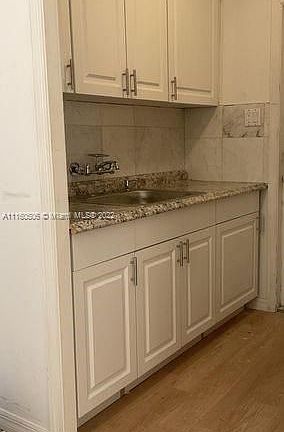 4th image of 928 NW 23rd Ct