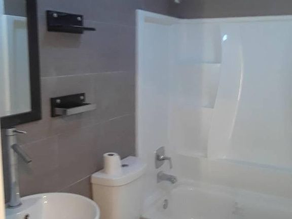 main bathroom bath tub