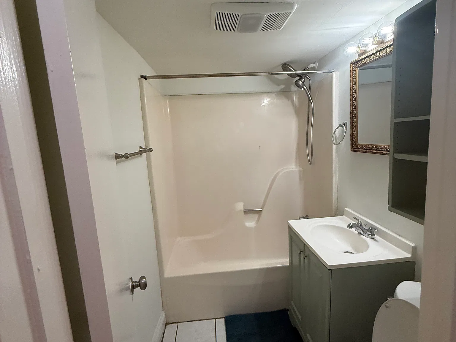 1 bed, 320 sqft, $1,195 — Photo 4